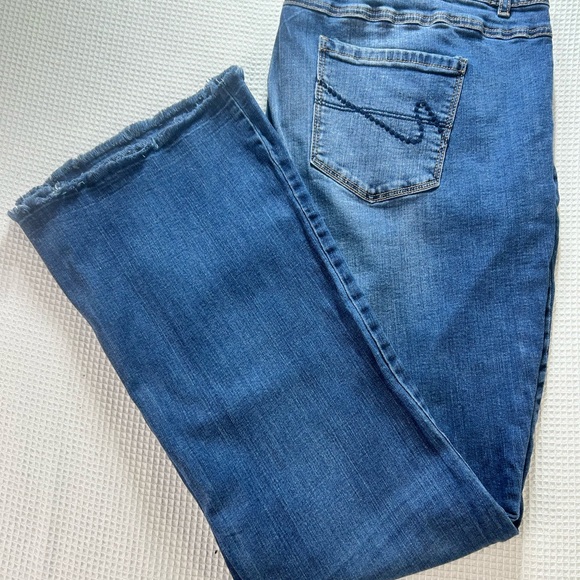 C Est. 1946 Denim - Women’s EST. 1946 Denim Classic Jeans Cut/Stitched Knees Size 20W